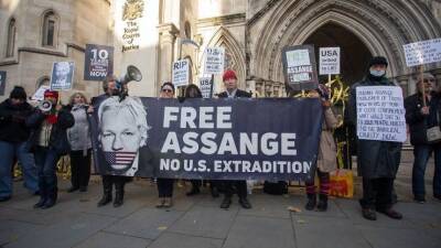 Звезды пришли поддержать Ассанжа на митинг у британского консульства в США