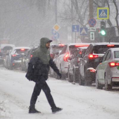 На улицах Москвы работают колонны снегоуборочной техники