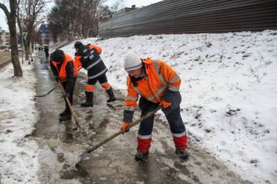 Дороги Корсаковского района чистят от снега и льда