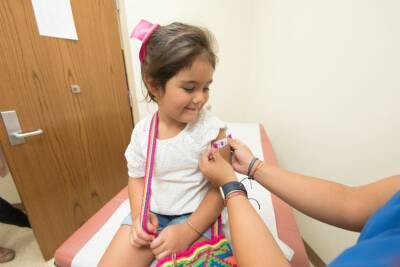 Названо условие начала вакцинации от COVID-19 детей до двух лет