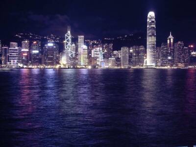 Глава администрации Гонконга получила конверт с угрозами и лезвием