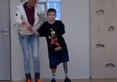 Мальчик, пострадавший в ДТП под Скопином, учится ходить на протезах