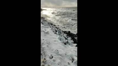 В Холмском районе в море при перевозке уронили автомобиль