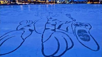 На льду Городского пруда вытоптали гигантский новогодний символ (ФОТО)