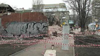 Обрушение стены дома в Саратове попало на видео