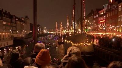 По каналам Копенгагена проплыли десятки украшенных новогодними гирляндами лодок