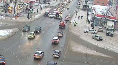 В Твери столкнувшиеся автомобили блокировали движение по улице Орджоникидзе