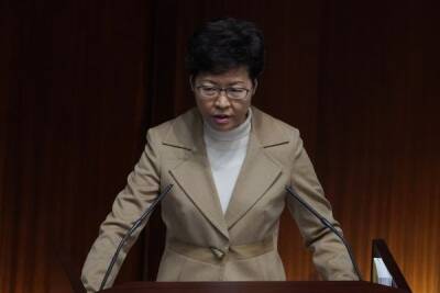 Письмо с угрозами и лезвием получила глава администрации Гонконга