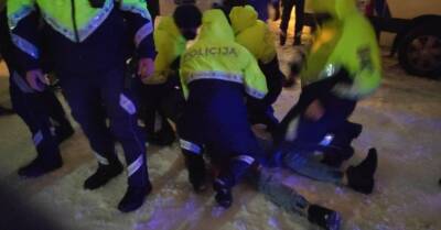 Акция Гобземса у Рижского замка: задержаны 16 человек, возбуждено четыре уголовных дела за нападение на полицию