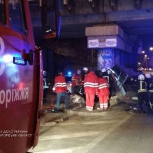В Запорожье ВАЗ влетел в бетонную опору моста: водителя доставали спасатели. Фото