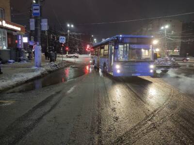 Попавшая под автобус в Твери женщина пыталась перебежать дорогу на запрещающий сигнал светофора