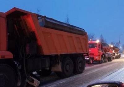 На улице Зубковой в пробку встали снегоуборочные машины - ya62.ru - Рязань