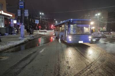 Перебегавший дорогу пешеход попал под автобус в Твери