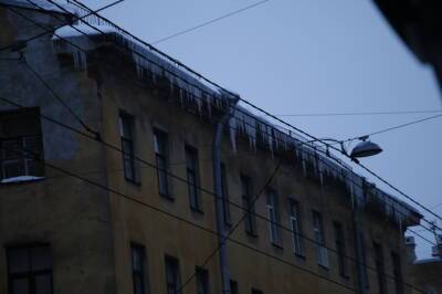 В Петербурге лед падает на головы горожан