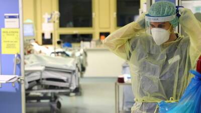 ВОЗ предупредила о риске роста госпитализаций и смертей из-за омикрон-штамма коронавируса