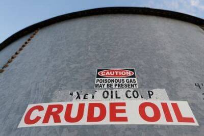 Цены на нефть слабо меняются на фоне опасений о спросе из-за распространения штамма "омикрон"