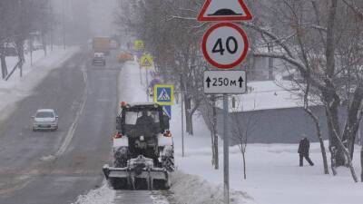Свыше 70 тысяч коммунальщиков продолжают уборку снега в Москве
