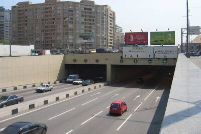Один автомобиль перевернулся в результате ДТП в Лефортовском тоннеле Москвы