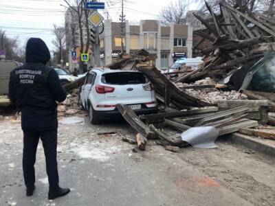 В Саратове ремонтники обрушили стену сносимого дома на автомобиль с водителем (видео)