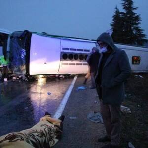 В Турции перевернулся автобус с пассажирами: двое погибших, 24 человека пострадали. Фото