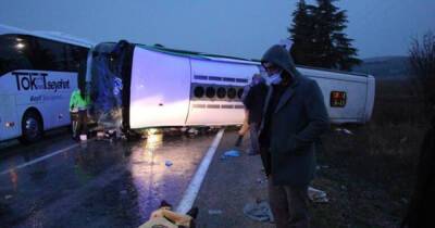 В Турции перевернулся туристический автобус: 24 человека пострадали, есть погибшие
