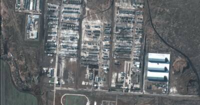 "Есть показатели подготовки к атаке": СМИ опубликовали новые спутниковые снимки войск РФ (фото)