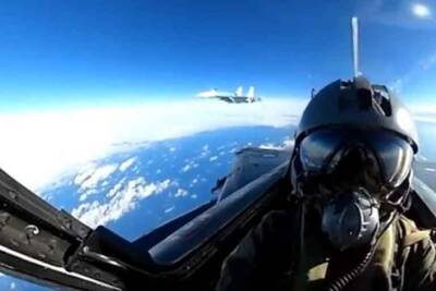 Пилот французского истребителя Rafale не смог «сбросить с хвоста» российский Су-27 (видео)
