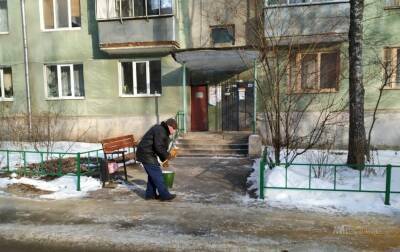 В уборке дворов от снега задействуют более тысячи дворников
