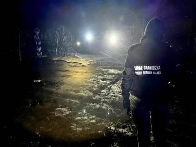 Белорусские службы выдают мигрантам кирпичи и брусчатку для нападения на польских пограничников