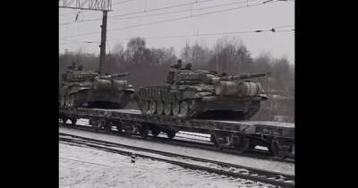 Россия продолжает перебрасывать технику к украинским границам без опозновательных знаков (видео)