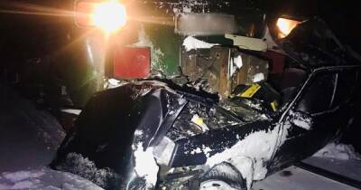 На Прикарпатье ВАЗ попал под поезд: погибли все в легковушке (фото)