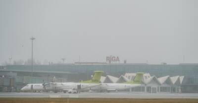 Из-за ледяного дождя на взлетно-посадочной полосе аэропорта "Рига" появилось обледенение