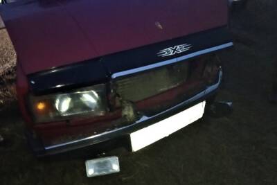 Белгородским спасателям пришлось вырезать водителя из разбитой после столкновения с КамАЗом легковушки