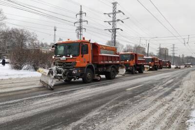 Больше 2 тысяч самосвалов снега вывезли с петербургских улиц за сутки