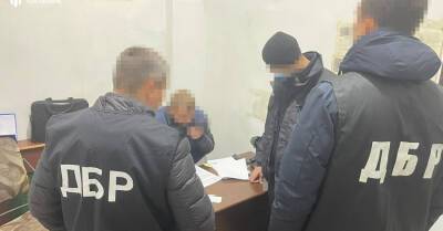 На Харьковщине полицейский торговал наркотиками в помещении суда