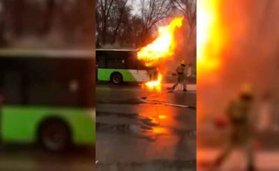 В Ташкенте загорелся автобус. Видео