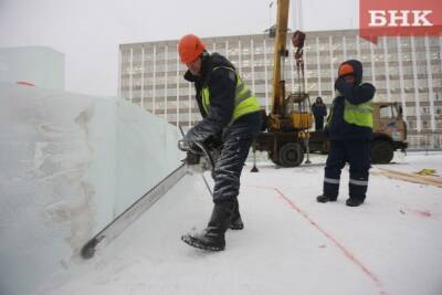 Для главного новогоднего городка Сыктывкара привезли первый лед