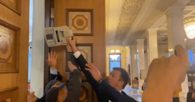 Охранники не пускали: нардеп от "Батькивщины" закинул в зал Рады кассовый аппарат (видео)