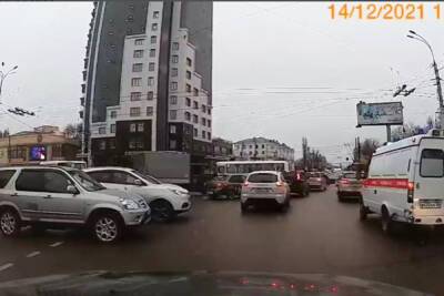 Неработающие светофоры вызвали в Воронеже транспортный коллапс