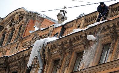 В Центральном районе Петербурга пешеходу на голову обрушилась льдина