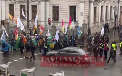Возле Рады возникли стычки с протестующими ФОПами