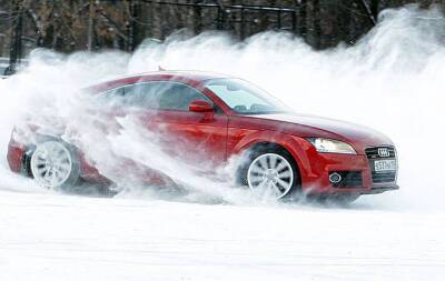 Автомобилистам напомнили главные правила езды при гололеде и снежной каше