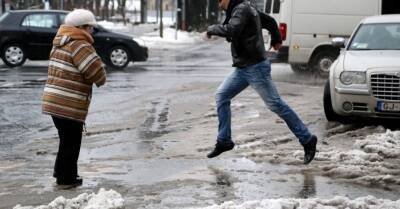 Ледяной дождь в Риге: улицы превратились в каток, растет число травм, дорожные службы работают на полную мощность