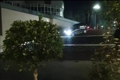 Правоохранители Анапы задержали водителя иномарки, ездившего по лестнице на набережной