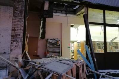 Бетонная плита рухнула со здания детской библиотеки в Калининском районе