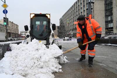 Активные работы по вывозу снега продолжаются на улицах Москвы