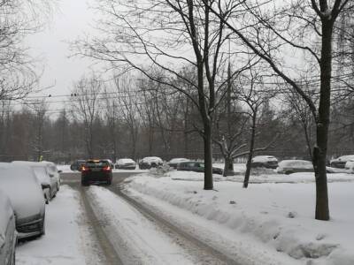 «Мы ничего не можем поделать с нашей зимой»: автоюрист назвал нерешаемой проблему с невидимой под снегом дорожной разметкой