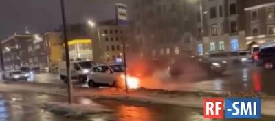 На Садовом кольце в центре Москвы загорелась машина