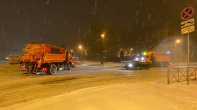 Коммунальщики вывели вереницу уборочной техники для борьбы со «снежным пюре» на Ланском шоссе