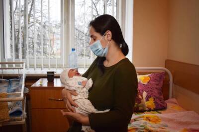 «Спасибо белорусским врачам за то, что помогли моей дочери появиться на свет». Гродненская областная организация БСЖ поздравила женщин-беженок, которые на днях стали мамами